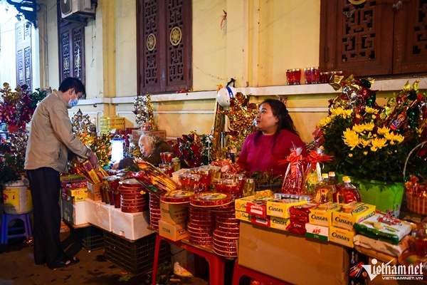 Người dân thủ đô tấp nập đi lễ chùa sau 0h mùng 1 Tết-2