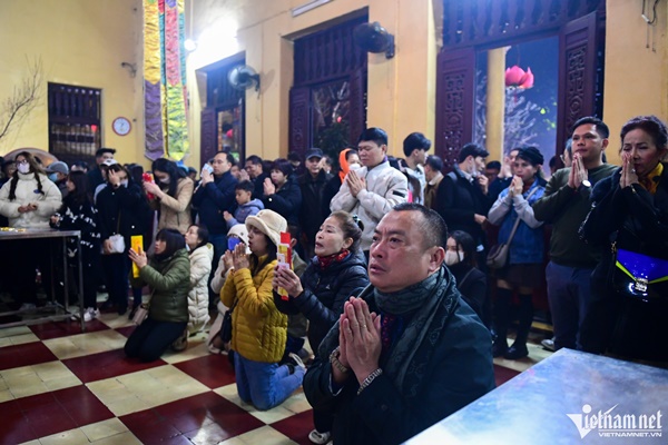 Người dân thủ đô tấp nập đi lễ chùa sau 0h mùng 1 Tết-3