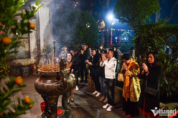 Người dân thủ đô tấp nập đi lễ chùa sau 0h mùng 1 Tết-5