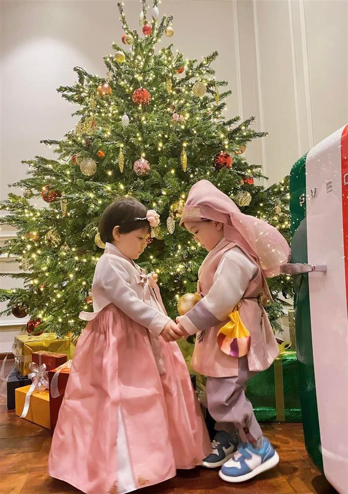 Cặp cháu song sinh bầu Hiển đáng yêu qua ống kính Đỗ Quang Vinh-8