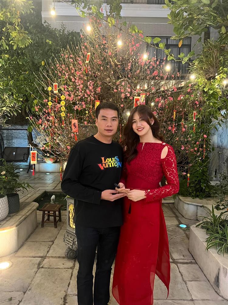 Á hậu Thanh Tú khoe ảnh đầu năm, ngoại hình chồng U50 ra sao?-1