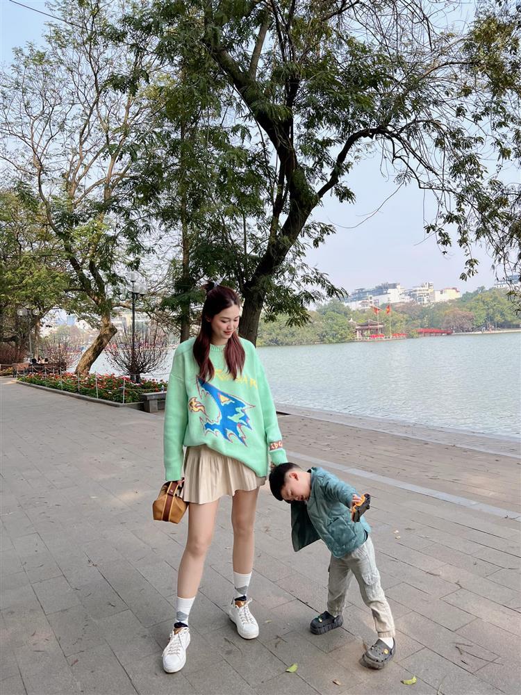 Á hậu Thanh Tú khoe ảnh đầu năm, ngoại hình chồng U50 ra sao?-5