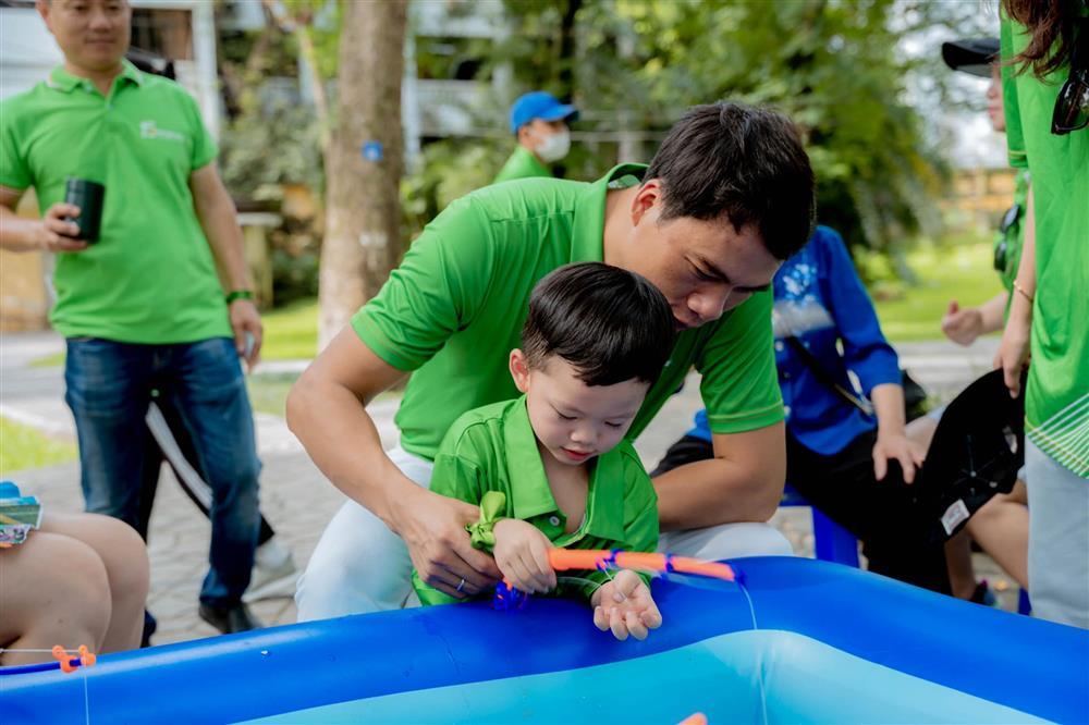 Á hậu Thanh Tú khoe ảnh đầu năm, ngoại hình chồng U50 ra sao?-7