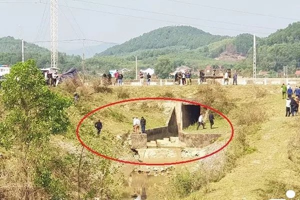 Xe máy lao xuống kênh sau giao thừa, 3 người tử vong-1