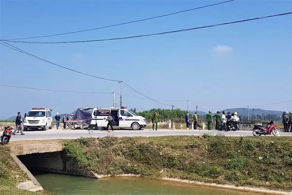 Xe máy lao xuống kênh sau giao thừa, 3 người tử vong-2