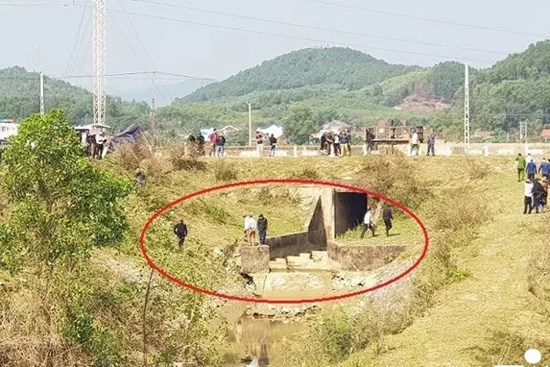 Xe máy lao xuống kênh sau giao thừa, 3 người tử vong