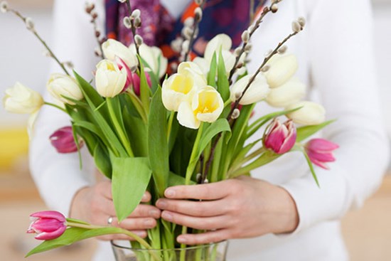 Tết muốn giữ hoa tươi lâu gấp 2 lần, chị em đừng bỏ qua mẹo này