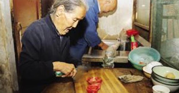 Con gái tị nạnh anh họ được bà lì xì 500 nghìn, nghe mẹ chồng giải thích tôi vừa thương bà vừa giận con-1