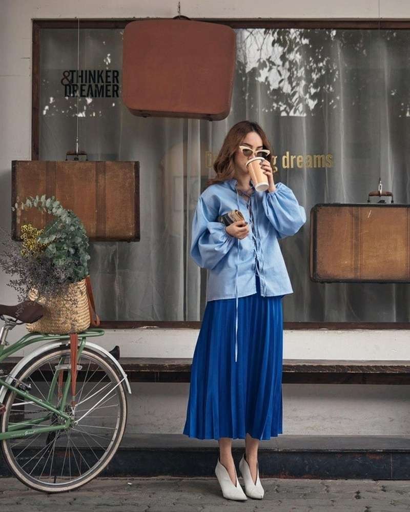 Tham khảo 10 cách phối chân váy xếp ly chuẩn mốt của sao Việt để Tết 2023 luôn được khen mặc đẹp-3