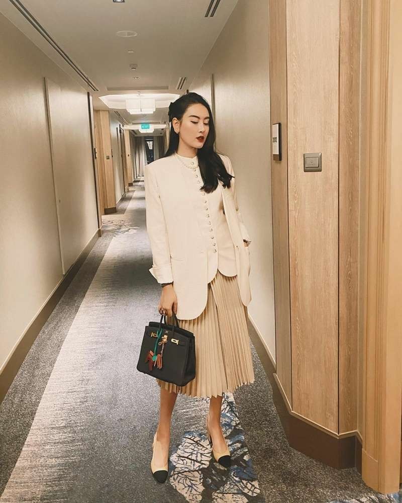 Tham khảo 10 cách phối chân váy xếp ly chuẩn mốt của sao Việt để Tết 2023 luôn được khen mặc đẹp-4