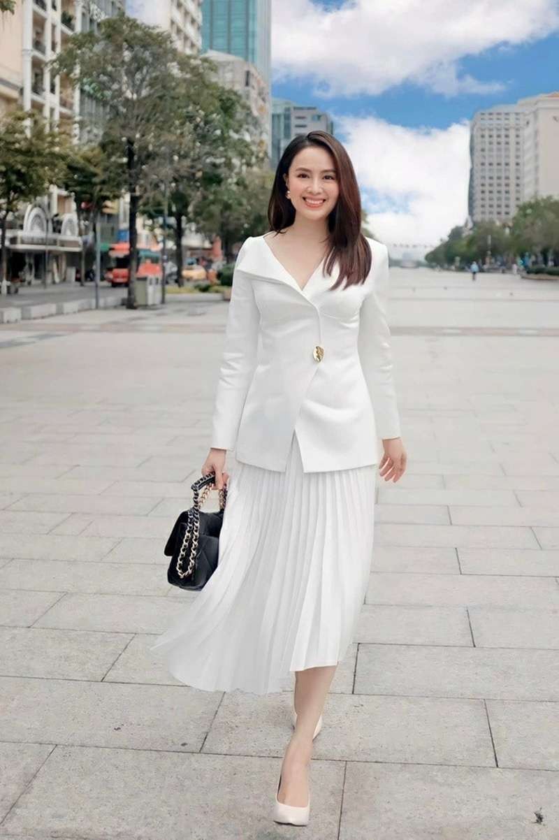 Tham khảo 10 cách phối chân váy xếp ly chuẩn mốt của sao Việt để Tết 2023 luôn được khen mặc đẹp-5