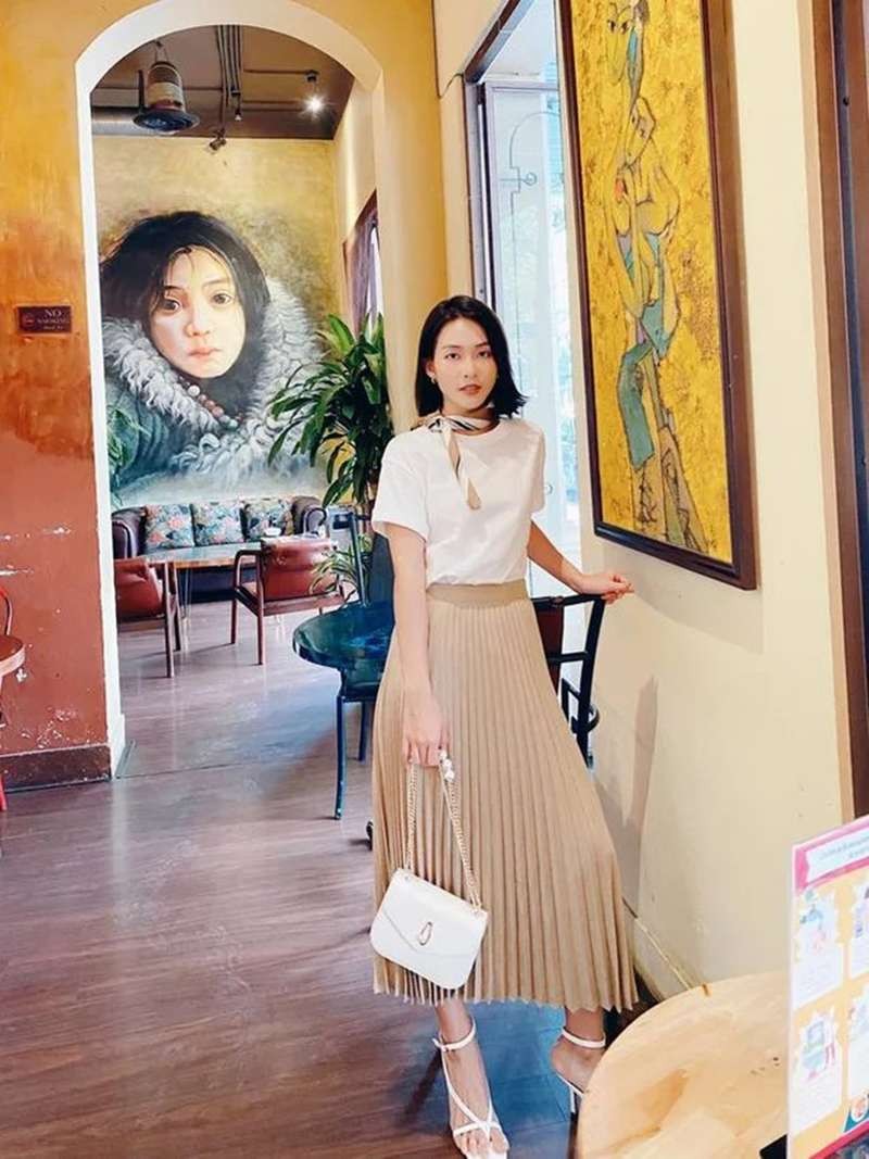 Tham khảo 10 cách phối chân váy xếp ly chuẩn mốt của sao Việt để Tết 2023 luôn được khen mặc đẹp-6