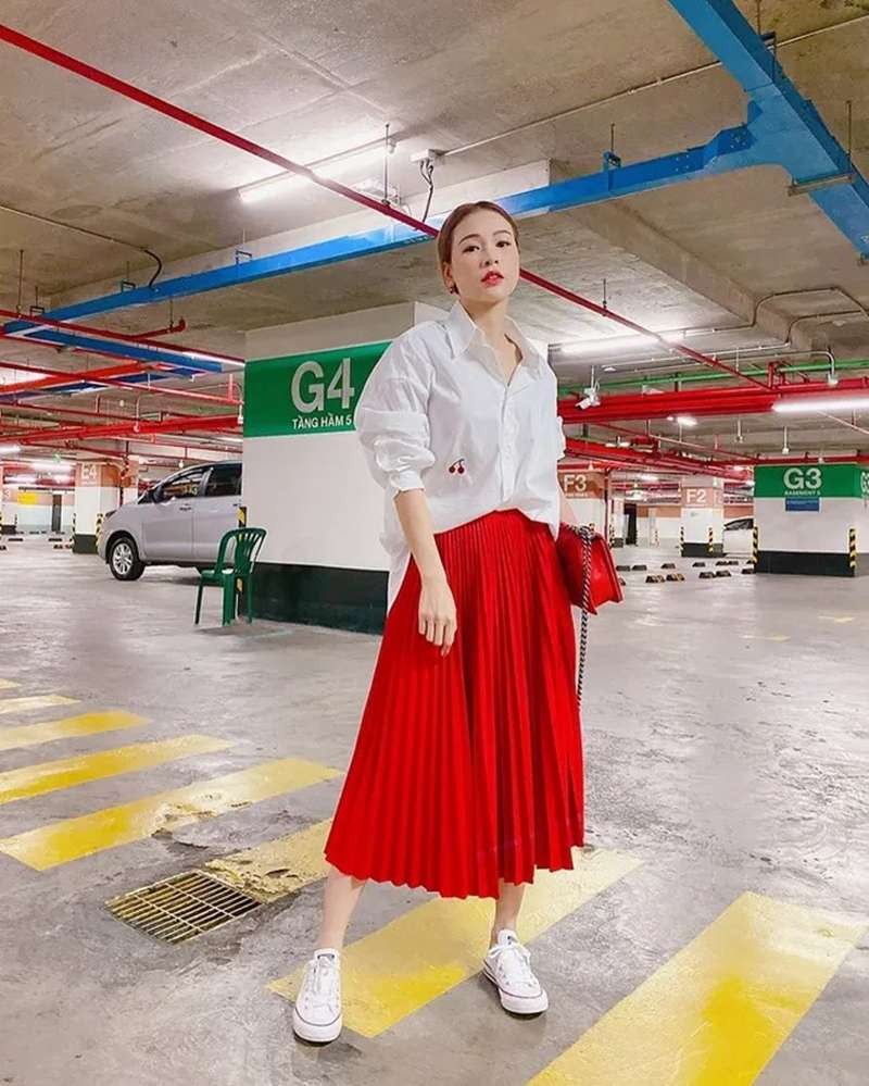Tham khảo 10 cách phối chân váy xếp ly chuẩn mốt của sao Việt để Tết 2023 luôn được khen mặc đẹp-8