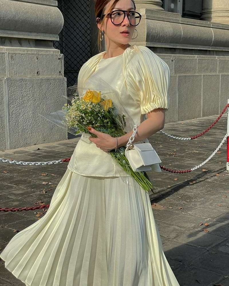 Tham khảo 10 cách phối chân váy xếp ly chuẩn mốt của sao Việt để Tết 2023 luôn được khen mặc đẹp-9