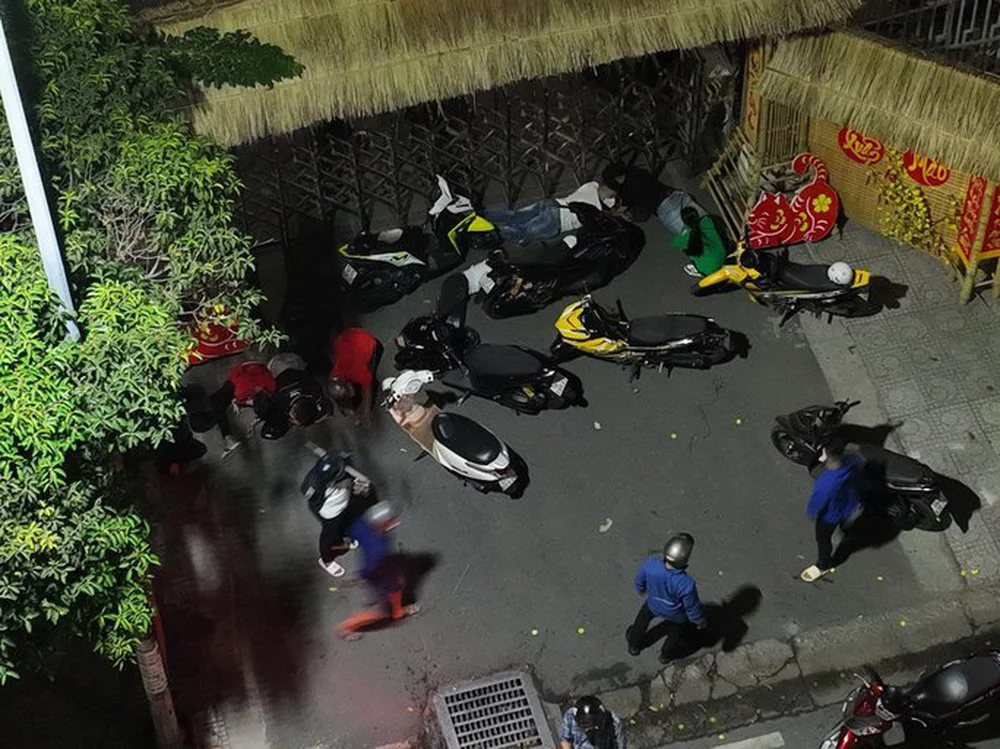 Clip 45 giây ghi lại cảnh cả trăm quái xế gây náo loạn ở TP HCM-1