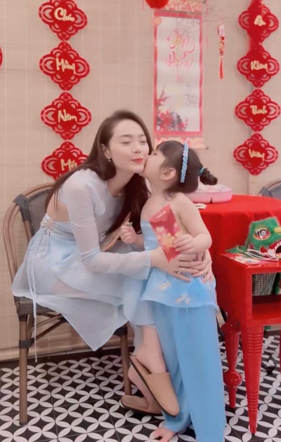 Hiếm lắm mới thấy Minh Hằng khoe ông xã, lại còn khóa môi cực ngọt-1