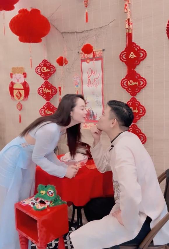 Hiếm lắm mới thấy Minh Hằng khoe ông xã, lại còn khóa môi cực ngọt-10