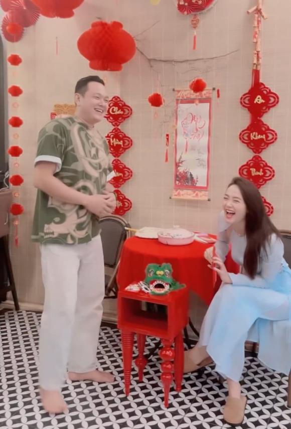 Hiếm lắm mới thấy Minh Hằng khoe ông xã, lại còn khóa môi cực ngọt-6
