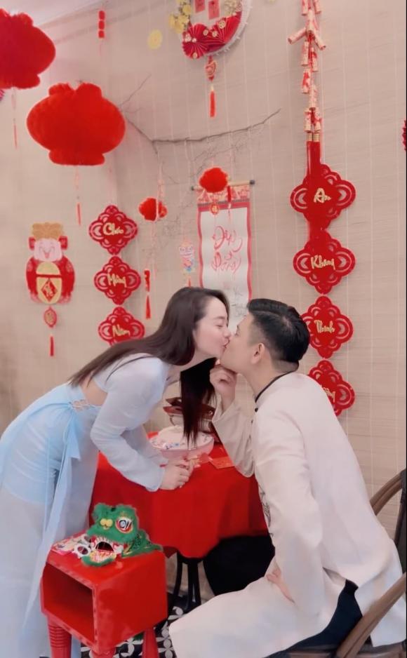 Hiếm lắm mới thấy Minh Hằng khoe ông xã, lại còn khóa môi cực ngọt-12