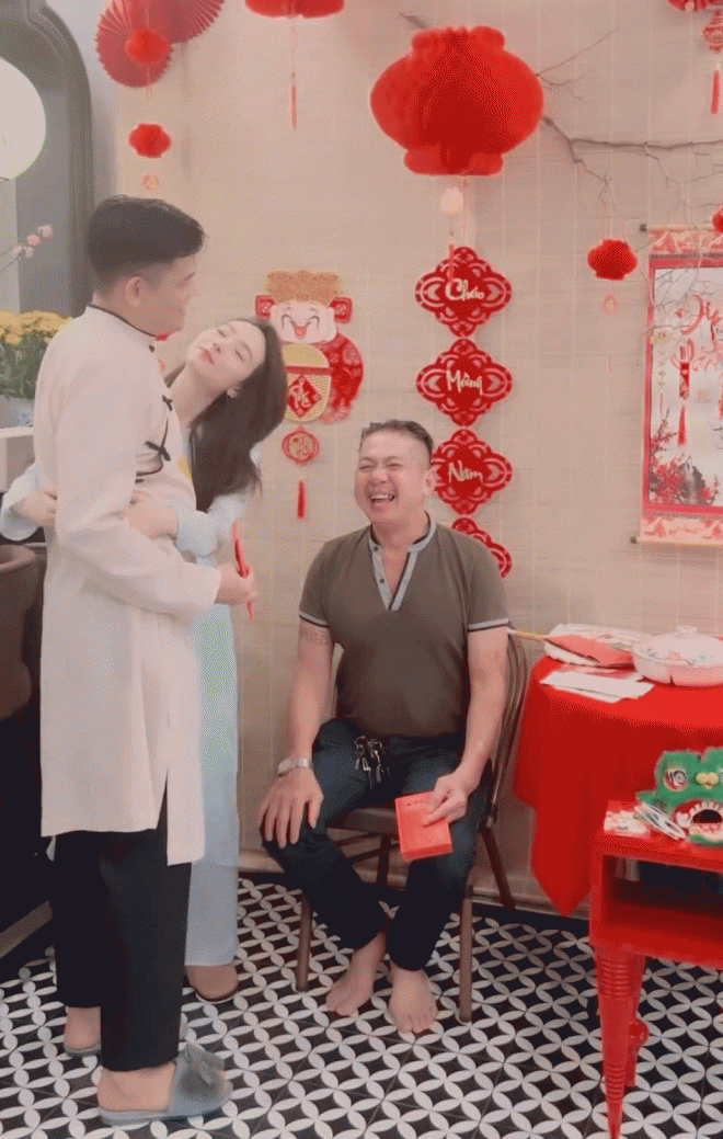 Hiếm lắm mới thấy Minh Hằng khoe ông xã, lại còn khóa môi cực ngọt-7