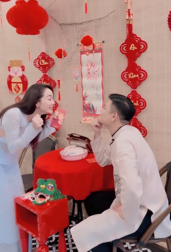 Hiếm lắm mới thấy Minh Hằng khoe ông xã, lại còn khóa môi cực ngọt-9