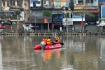 CSGT ngăn cô gái định nhảy sông Sài Gòn sáng mùng 4 Tết-3