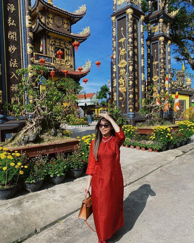 Dàn hot girl xúng xính áo dài đón năm mới-6