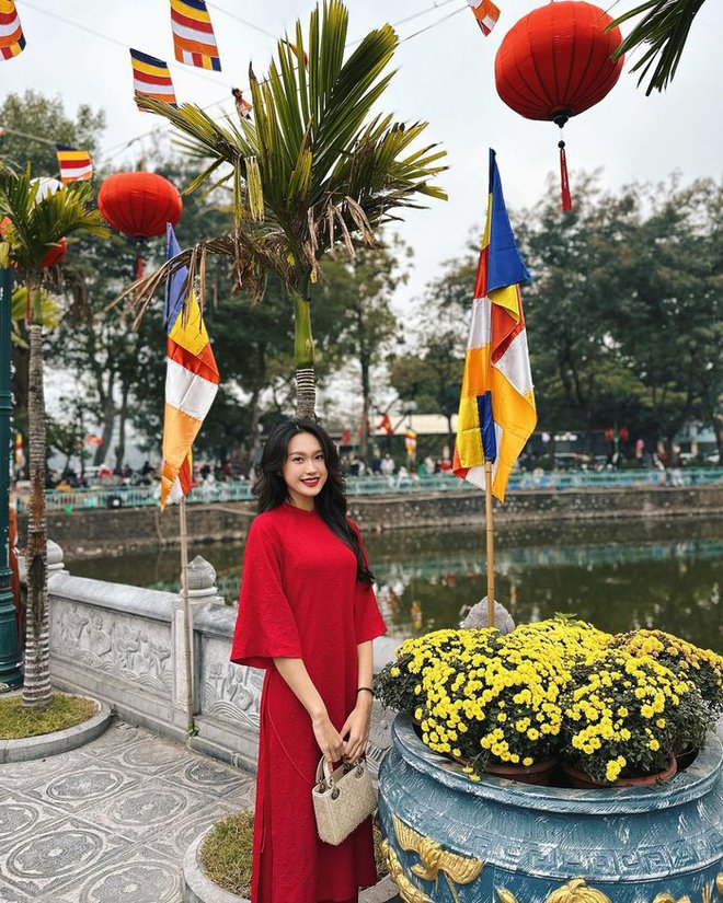 Dàn hot girl xúng xính áo dài đón năm mới-4