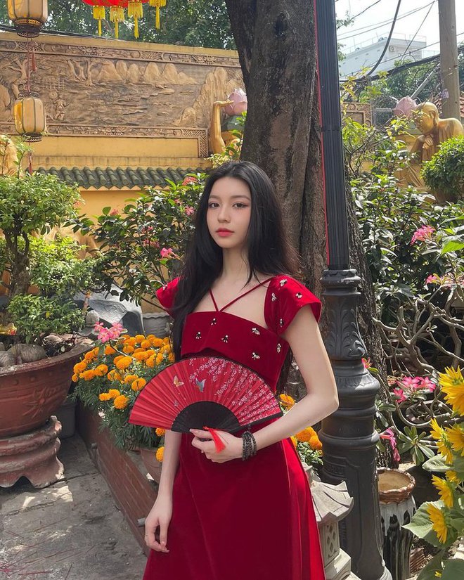 Dàn hot girl xúng xính áo dài đón năm mới-3