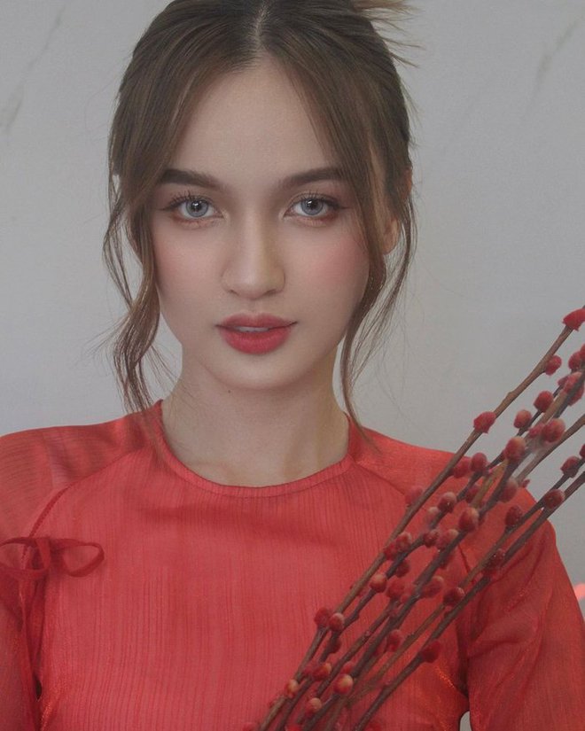 Dàn hot girl xúng xính áo dài đón năm mới-9