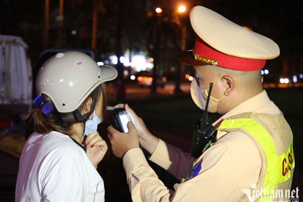 Xử phạt hơn 600 tài xế vi phạm nồng độ cồn trong ngày mùng 2 Tết-1