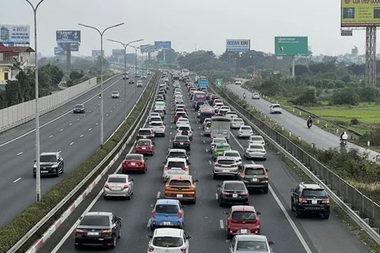 Vành đai 3 từ Phạm Hùng tới trạm thu phí Pháp Vân ùn tắc trong sáng mùng 2 tết