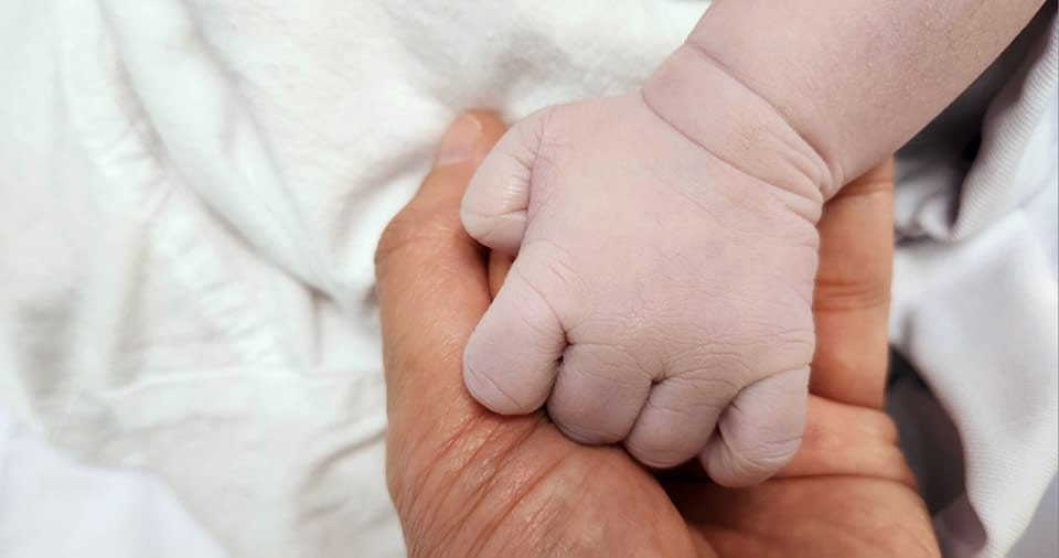 MC Anh Tuấn và vợ trẻ đón con gái chào đời mồng 2 Tết-1