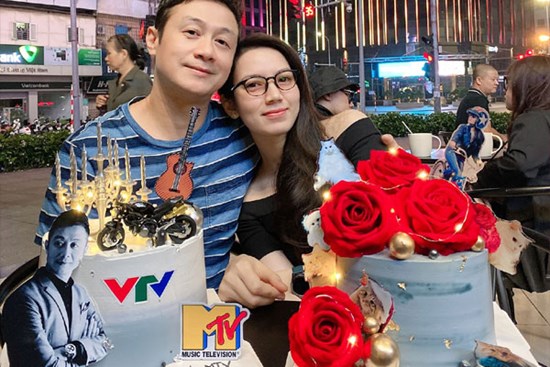 MC Anh Tuấn và vợ trẻ đón con gái chào đời mồng 2 Tết