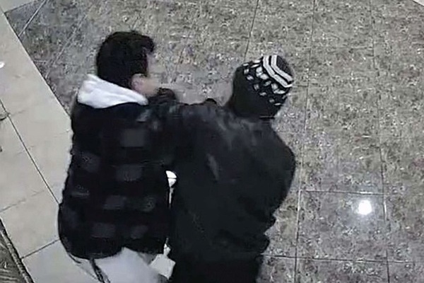 Người lao vào tước vũ khí của nghi phạm vụ xả súng California-1