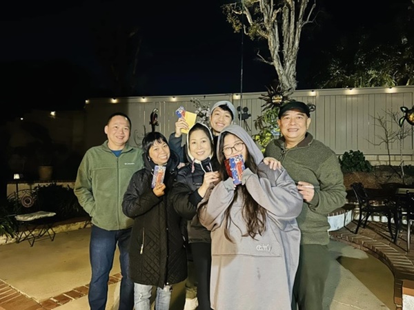 Sao Việt ở nước ngoài diện áo dài, sắm sửa tươm tất đón Tết Quý Mão-1