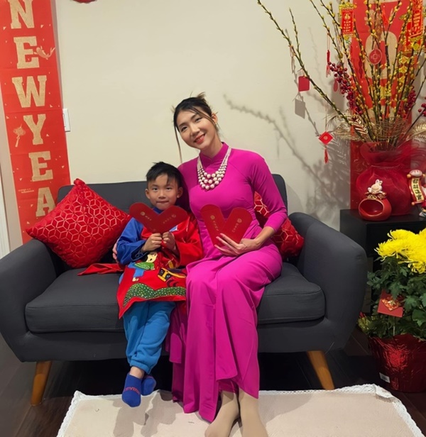 Sao Việt ở nước ngoài diện áo dài, sắm sửa tươm tất đón Tết Quý Mão-4