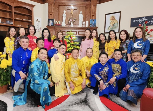 Sao Việt ở nước ngoài diện áo dài, sắm sửa tươm tất đón Tết Quý Mão-5