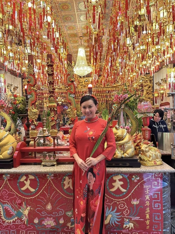 Sao Việt ở nước ngoài diện áo dài, sắm sửa tươm tất đón Tết Quý Mão-9