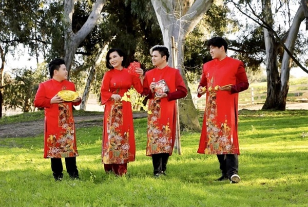 Sao Việt ở nước ngoài diện áo dài, sắm sửa tươm tất đón Tết Quý Mão-10