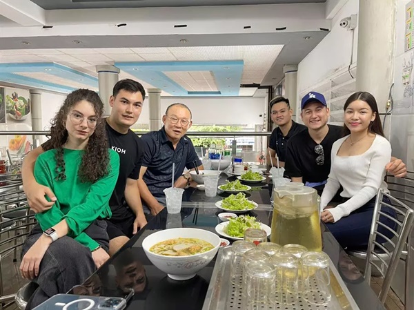 Đặng Văn Lâm đưa bồ hơn tuổi về ra mắt bố mẹ dịp Tết-4