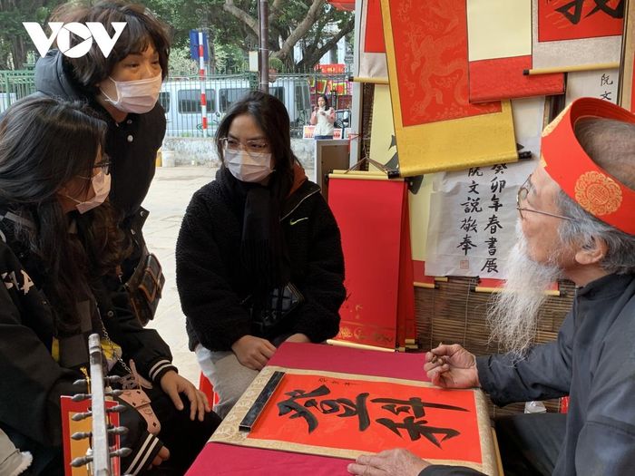 Nhộn nhịp xin chữ đầu năm tại Văn Miếu Quốc Tử Giám-3