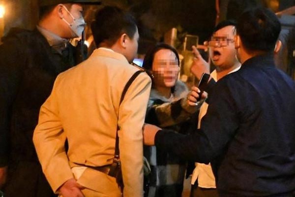 Ô tô lùi đổ trụ bơm xăng, ba người may mắn thoát nạn trong gang tấc-1