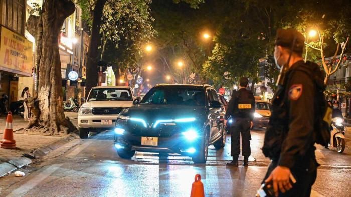 Dính phạt nồng độ cồn ngày Tết, tài xế và người trên ô tô xô đẩy với CSGT-1