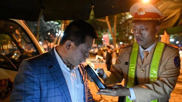 Dính phạt nồng độ cồn ngày Tết, tài xế và người trên ô tô xô đẩy với CSGT-3