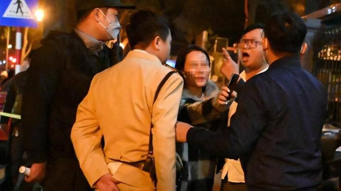 Dính phạt nồng độ cồn ngày Tết, tài xế và người trên ô tô xô đẩy với CSGT-2