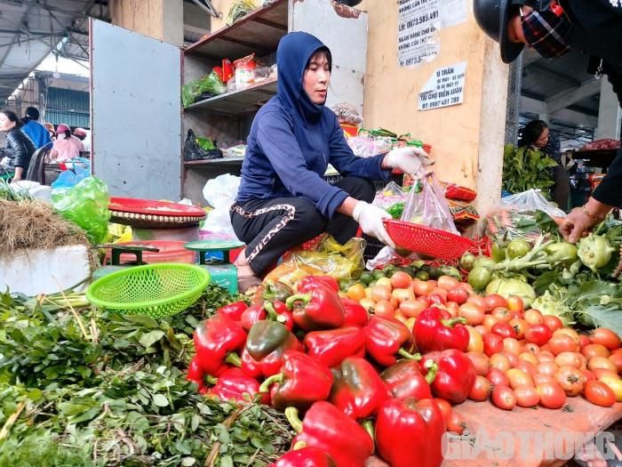 Khai xuân Tết Quý Mão: Giá rau xanh đắt cắt cổ, hàng hóa ổn định-1