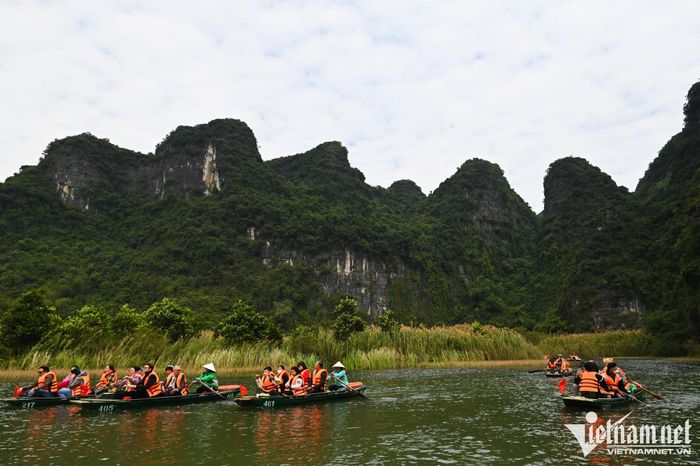 Ùn tắc thuyền bè khi hàng nghìn người đổ về Tràng An du xuân-9