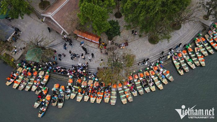 Ùn tắc thuyền bè khi hàng nghìn người đổ về Tràng An du xuân-1
