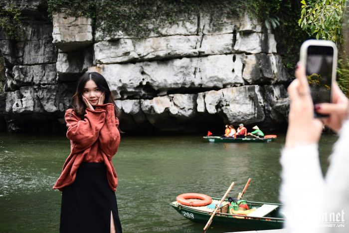 Ùn tắc thuyền bè khi hàng nghìn người đổ về Tràng An du xuân-14